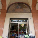 Arco 202: affresco della Madonna di San Luca retta da due angeli