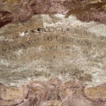Arco 218: affresco con iscrizione quasi illeggibile