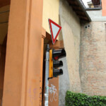 Strapiombo del portico a nord nel paraggi dell'arco 228