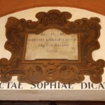 Lapide sopra la porta di Santa Sofia