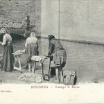Lavandaie all'opera nel primo tratto del Canale di Reno all'interno delle mura. La parete che si vede dall'altra parte del canale è quella della chiesa di Santa Maria e San Velentino della Grada.