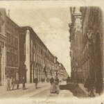 Via dell'Indipendenza. La palazzina Majani deve ancora essere costruita ed al suo posto (quasi di fronte alla Cattedrale) c'è ancora la cinquecentesca casa Galletti, senza portico. L'edificio che segue è il Seminario Arcivescovile, oggi Hotel Baglioni,