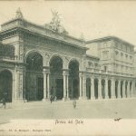 Via dell'Indipendenza. Davanti all'Arena del Sole vi è la statua di Ugo Bassi, che poi sarà sostituita dalla statua di Garibaldi.