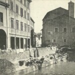 Canale di Reno presso la chiesa di Santa Maria della Visitazione, detta della Madonna delle Lame. Dietro alla chiesa, a sinistra della chiesa stessa, si intravede la facciata della chiesa del Monastero di Santa Maria Nuova. Il monastero fu soppresso nel 1799, in epoca napoleonica, ed adibito ad opificio per i tabacchi. All'inizio del XX secolo fu tutto demolito e sostituito dalla attuale struttura della Manifattura Tabacchi, ora in uso alla Cineteca di Bologna.