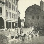 Canale di Reno presso la chiesa di Santa Maria della Visitazione, detta della Madonna delle Lame. Dietro alla chiesa, a sinistra della chiesa stessa, si intravede la facciata della chiesa del Monastero di Santa Maria Nuova. Il monastero fu soppresso nel 1799, in epoca napoleonica, ed adibito ad opificio per i tabacchi. All'inizio del XX secolo fu tutto demolito e sostituito dalla attuale struttura della Manifattura Tabacchi, ora in uso alla Cineteca di Bologna.