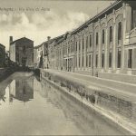 Il Canale di Reno davanti alla Manifattura Tabacchi. Al centro, davanti alla chiesa e al ponte delle Lame, si vede il Ponte di Santa Maria Nuova. A sinistra si vedono le vecchie case su via Riva Reno, che poi, gravemente danneggiate dai bombardamenti della seconda guerra mondiale, furono sostituite dagli attuali moderni palazzoni.
