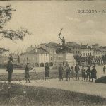 Piazza dell'Otto Agosto vista dalla Montagnola. Via Irnerio non c'è ancora. Al centro i vecchi edifici che occupavano parte dell'area dove poi sorgerà il palazzo delle Telecomunicazioni.
