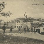 Piazza dell'Otto Agosto vista dalla Montagnola. Via Irnerio non c'è ancora. Al centro i vecchi edifici che occupavano parte dell'area dove poi sorgerà il palazzo delle Telecomunicazioni.