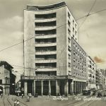 Il Palazzo del Gas. A destra via Guglielmo Marconi, a sinistra via delle Lame. Il Palazzo del Gas prese il posto dell'antico edificio noto come "Punta di Morando". Il lato destro di via Marconi presenta ancora le vecchie case dell'antico Borgo delle Casse. La demolizione (che ha salvato la sola casa natale di Luigi galvani) doveva ancora iniziare.