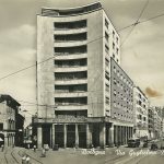 Il Palazzo del Gas. A destra via Guglielmo Marconi, a sinistra via delle Lame. Il Palazzo del Gas prese il posto dell'antico edificio noto come "Punta di Morando". Il lato destro di via Marconi presenta ancora le vecchie case dell'antico Borgo delle Casse. La demolizione (che ha salvato la sola casa natale di Luigi galvani) doveva ancora iniziare.