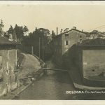 Immagine ripresa dalla Salara del Porto. Al centro il canale Cavaticcio con il ponticello che lo attraversa. A sinistra del Canale c'è via del Porto. L'edificio a sinistra è quello della Dogana, Nell'edificio a destra vi era, in tempi antichi, l'Osteria della Barca o Osteria Albergati.
