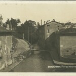 Immagine ripresa dalla Salara del Porto. Al centro il canale Cavaticcio con il ponticello che lo attraversa. A sinistra del Canale c'è via del Porto. L'edificio a sinistra è quello della Dogana, Nell'edificio a destra vi era, in tempi antichi, l'Osteria della Barca o Osteria Albergati.