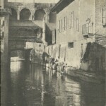 Lavandaie all'opera nei pressi dell'edificio della Dogana. A sinistra il varco da cui esce il Canale Cavaticcio per diventare Canale Navile.