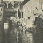 Lavandaie all'opera nei pressi dell'edificio della Dogana. A sinistra il varco da cui esce il Canale Cavaticcio per diventare Canale Navile.