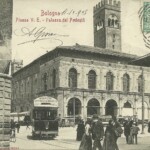 Vista su piazza Maggiore dal Cantone dell'Orologio. Il palazzo Re Enzo non è ancora stato restaurato.