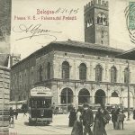 Vista su piazza Maggiore dal Cantone dell'Orologio. Il palazzo Re Enzo non è ancora stato restaurato.