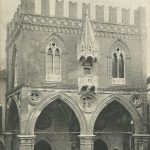 Palazzo della Mercanzia. Oggi la porta di destra non c'è più, eliminata da un restauro del 1889.