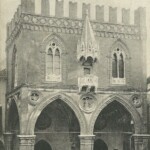 Palazzo della Mercanzia. Oggi la porta di destra non c'è più, eliminata da un restauro del 1889.