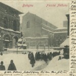 Piazza del Nettuno, ammantata dalla neve. la presenza della ringhiera che cinge la statua del Nettuno ci dice che questa immagine è precedente all'anno 1888.