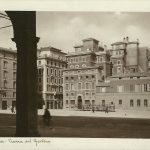Oggi questa si chiama Piazza Franklin Delano Roosvelt. E' il risultato della demolizione di un intero isolato. Ebbe anche il nome di piazza della VIttoria, assegnato in un periodo in cui i governanti di allora speravano di vincere la seconda guerra mondiale. Infine le fu assegnato il nome del presidente di uno stato che la guerra la aveva vinta per davvero. Si vede la facciata del palazzo della Zecca, oggi coperta da un palazzo moderno.