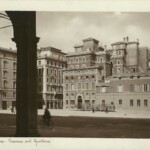 Oggi questa si chiama Piazza Franklin Delano Roosvelt. E' il risultato della demolizione di un intero isolato. Ebbe anche il nome di piazza della VIttoria, assegnato in un periodo in cui i governanti di allora speravano di vincere la seconda guerra mondiale. Infine le fu assegnato il nome del presidente di uno stato che la guerra la aveva vinta per davvero. Si vede la facciata del palazzo della Zecca, oggi coperta da un palazzo moderno.