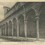 Il portico quattrocentesco sul fianco di San Giacomo Maggiore, in via Luigi Zamboni (già Strada San Donato). L'immagine è precedente il 1906, anno in cui fu abbattuto il portichetto su piazza Verdi e che qui si intravede alla fine del portico di San Giacomo. Da notare l'alto dislivello tra la strada ed il piano di calpestio del portico. Piazza Verdi, prima di chiamarsi piazza Verdi veniva considerata parte di Strada San Donato (via Zamboni) e solo da taluni chiamata piazza di Santa Cecilia (dalla chiesa, ora oratorio il cui ingresso è sotto al portico di San Giacomo) o piazza dei Bentivogli, in quanto dove ora è il Teatro Comunale era il palazzo Bentivoglio, distrutto dopo la cacciata di GIovanni II avvenuta nel 1506.