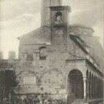 La didascalia della cartolina è imprecisa. Siamo nella attuale piazza Giuseppe Verdi, e il fotografo era davanti al Teatro Comunale. In realtà l'abside di San Giacomo è scarsamente visibile in secondo piano. Ciò che si vede in primo piano è il tratto restaurato della cosiddetta "Cerchia del Mille" e la chiesa sconsacrata ed il piccolo campanile di Santa Cecilia.