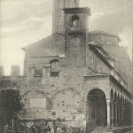 La didascalia della cartolina è imprecisa. Siamo nella attuale piazza Giuseppe Verdi, e il fotografo era davanti al Teatro Comunale. In realtà l'abside di San Giacomo è scarsamente visibile in secondo piano. Ciò che si vede in primo piano è il tratto restaurato della cosiddetta "Cerchia del Mille" e la chiesa sconsacrata ed il piccolo campanile di Santa Cecilia.
