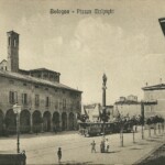 In questa cartolina vediamo che il portico è sparito completamente. Si notano le case porticate a destra e vediamo anche il treno a vapore che congiungeva Casalecchio e Vignola ed aveva capolinea qui. Il capolinea fu qui dal 1883 al 1907, per cui questa immagine è certamente anteriore al 1907.