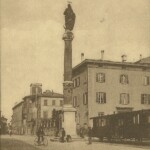 Anche questa cartolina documenta il capolinea in piazza Malpighi della ferrovia Bologna-Casalecchio-Vignola. La casa immediatamente a destra della colonna verrà rasa al suolo dai bombardamenti del 1943.