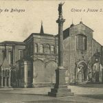 La facciata di San Domenico si presenta come era dopo l'abbattimento del portico, di cui si vedono tracce di archi nella cappella a sinistra e immediatamente a destra della porta di ingresso, ma prima dei restauri del Rubbiani del 1910 che ripristinarono l'antico rosone e la facciata romanica, abbassando il primo tratto della navata centrale.