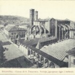 La foto di questa cartolina è posteriore al 1886. Gli edifici addossati all'abside di San Francesco sono scomparsi. E' rimasta ancora parte del portico (da cui emerge la guglia della tomba di Odofredo) dietro cui si vedono le tettoie di un mercato che ivi veniva svolto.