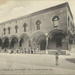 L'antica casa Modiano (qui indicata come casa Filippetti già Macchiavelli), cancellata dai bombardamenti della seconda guerra mondiale, e la salita che porta a San GIovanni in Monte. A sinistra si nota il voltone che segna l'inizio della salita che porta alla porta laterale della chiesa di San Giovanni in Monte.