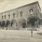 L'antica casa Modiano (qui indicata come casa Filippetti già Macchiavelli), cancellata dai bombardamenti della seconda guerra mondiale, e la salita che porta a San GIovanni in Monte. A sinistra si nota il voltone che segna l'inizio della salita che porta alla porta laterale della chiesa di San Giovanni in Monte.
