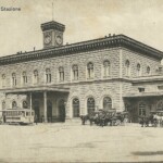 Tram e carrozze a cavalli davanti alla Stazione.