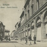 Via Ugo Bassi verso via San Felice. La via si presenta prima degli sventramenti iniziati nel 1927 e che la allargarono.