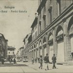 Via Ugo Bassi verso via San Felice. La via si presenta prima degli sventramenti iniziati nel 1927 e che la allargarono.
