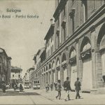 Via Ugo Bassi verso via San Felice. La via si presenta prima degli sventramenti iniziati nel 1927 e che la allargarono.