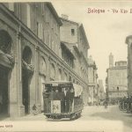 Via Ugo Bassi verso vi Rizzoli. Quest'ultima era ancora "stretta", prima degli sventramenti che portarono alla creazione di piazza Re Enzo.