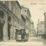 Via Ugo Bassi verso vi Rizzoli. Quest'ultima era ancora "stretta", prima degli sventramenti che portarono alla creazione di piazza Re Enzo.