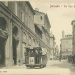 Via Ugo Bassi verso vi Rizzoli. Quest'ultima era ancora "stretta", prima degli sventramenti che portarono alla creazione di piazza Re Enzo.