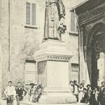 La statua di Ugo Bassi quando era nei pressi del Mercato delle Erbe, non lontano da dove è oggi