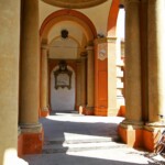 Due scalini sul ponte del Meloncello, in discesa, procedendo verso il monte.